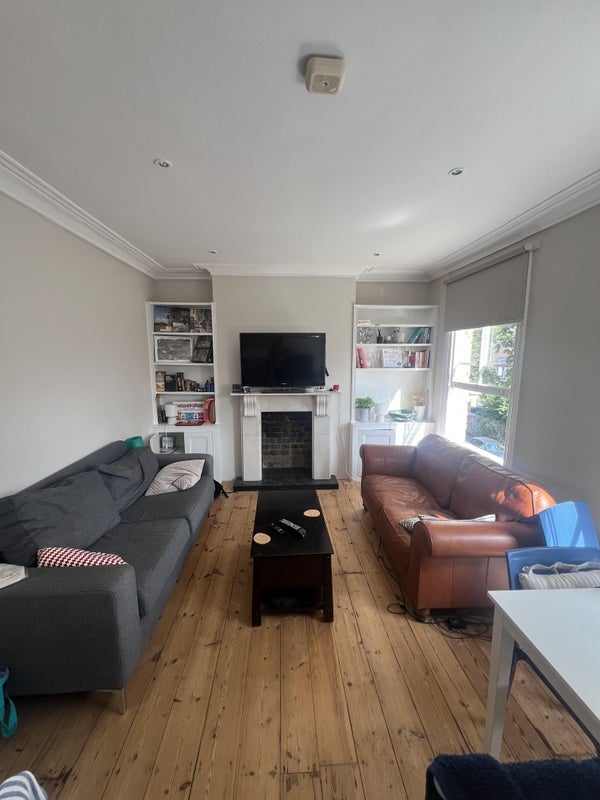 Room Dalyell Road in Greater London