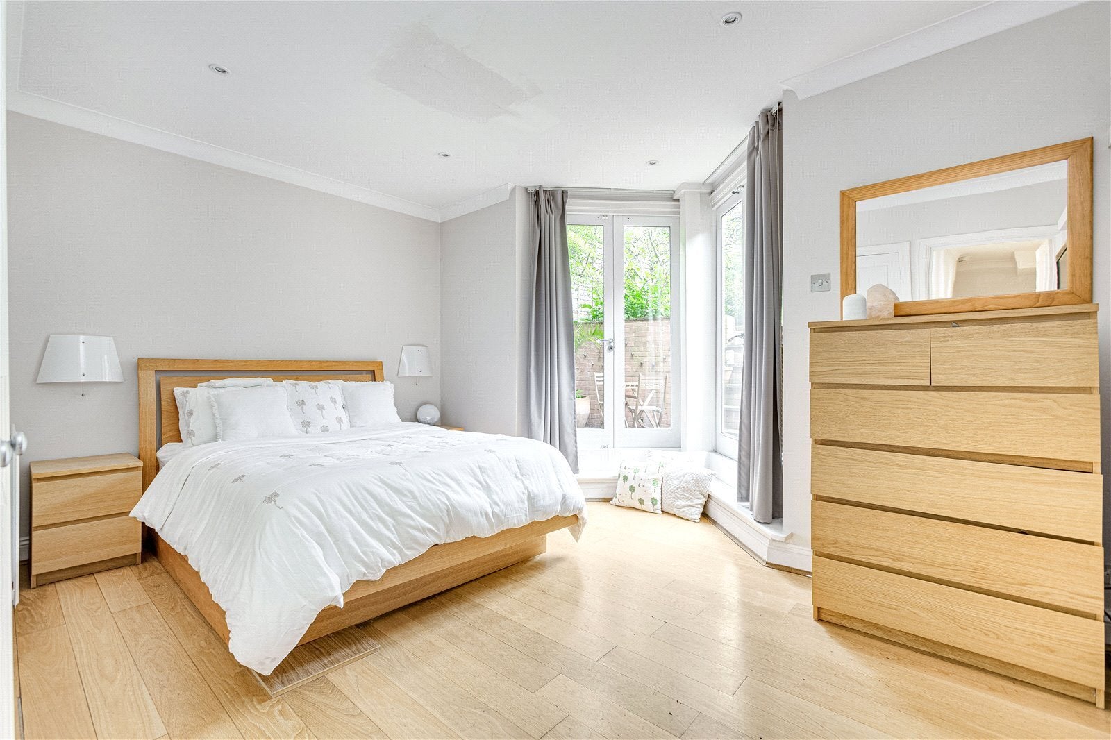 Flat Altenburg Gardens in Greater London