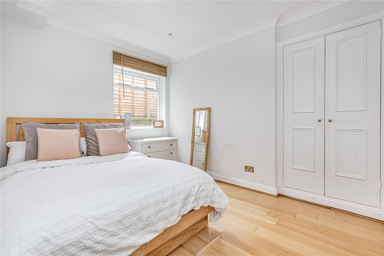 Flat Altenburg Gardens in Greater London