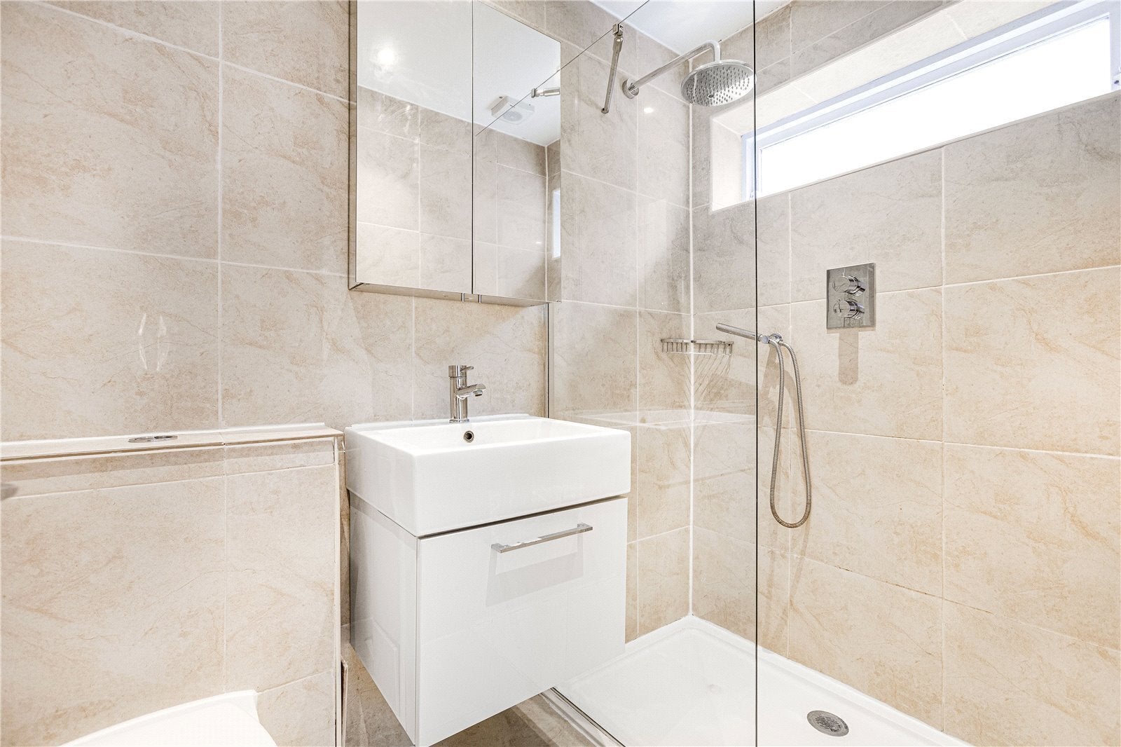 Flat Altenburg Gardens in Greater London