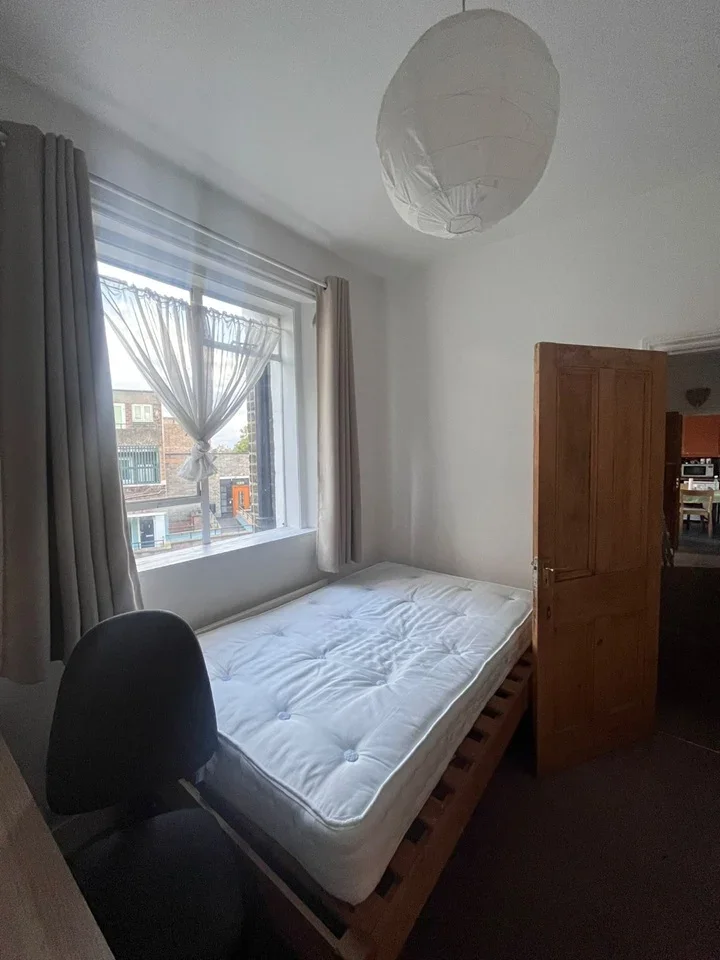 Room Sun Road in Greater London