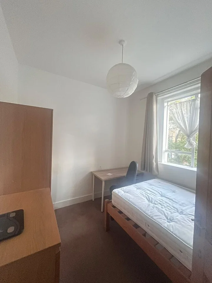 Room Sun Road in Greater London