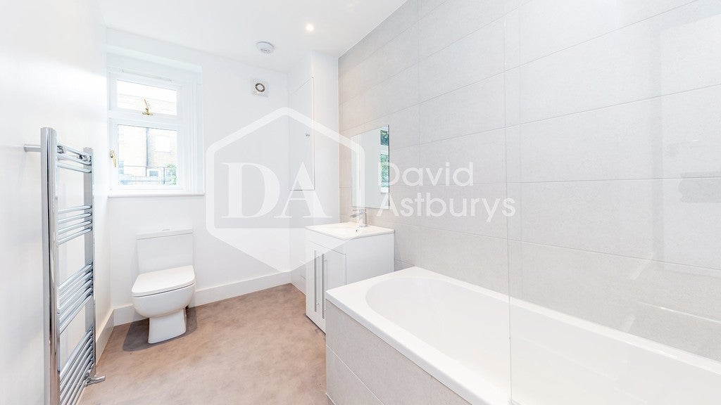 Flat Crouch Hill in Greater London