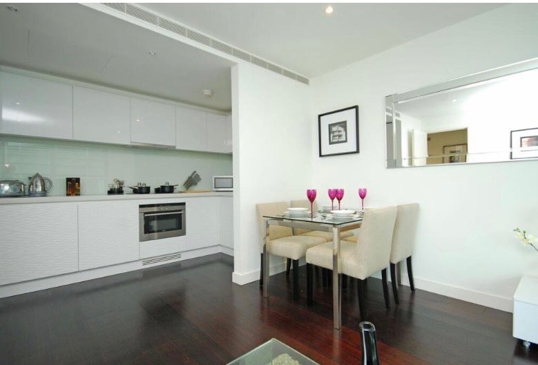 Flat Pan Peninsula Square in Greater London