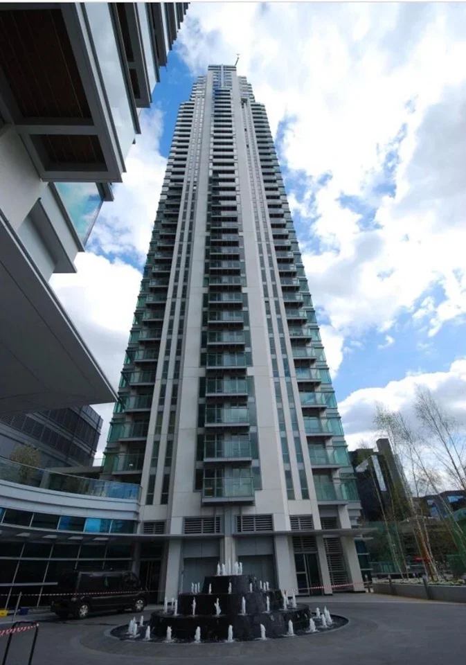 Flat Pan Peninsula Square in Greater London