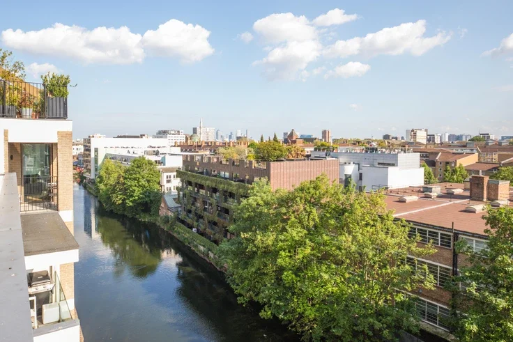 Flat De Beauvoir Crescent in Greater London