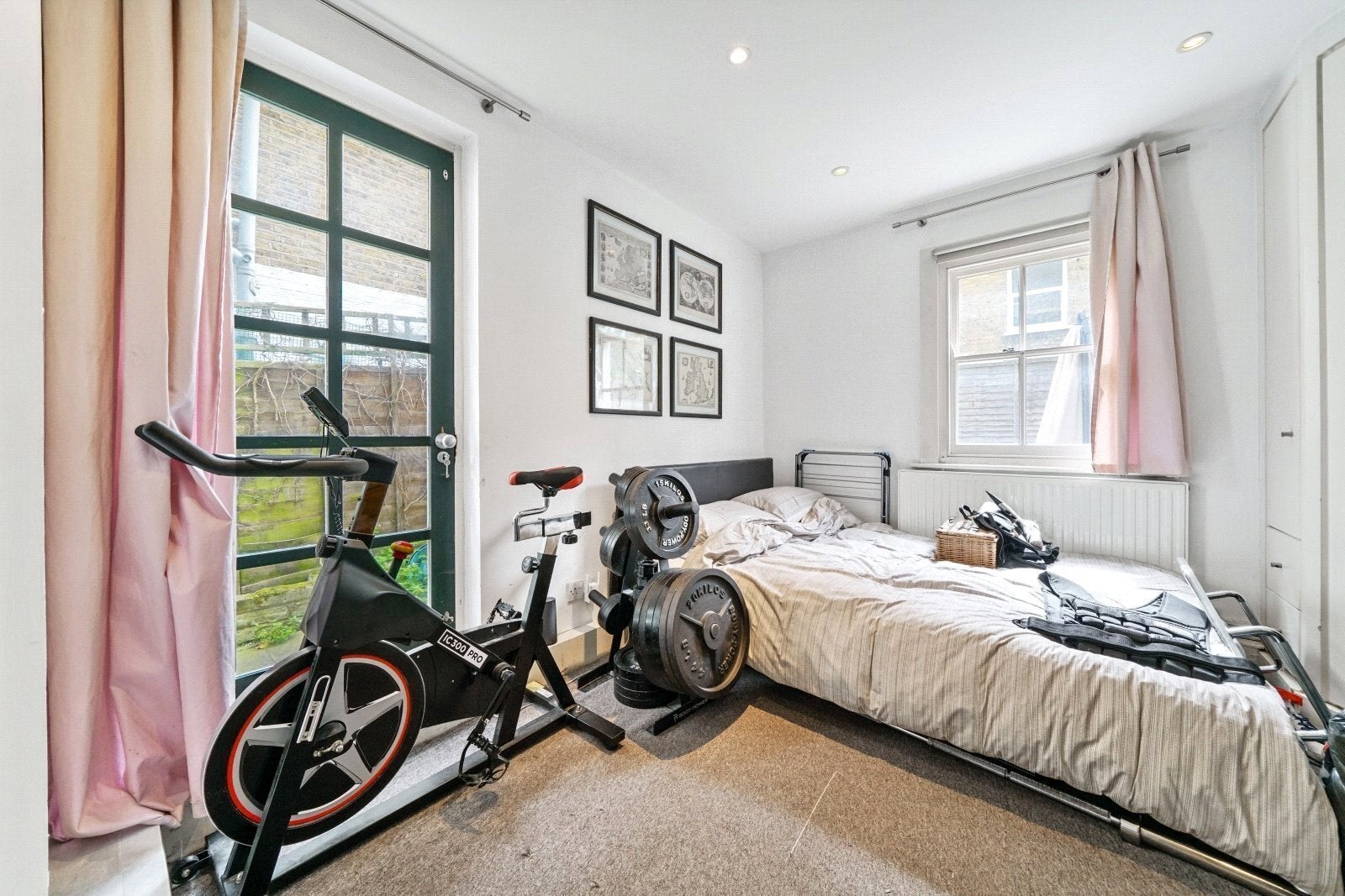 Flat Ballater Road in Greater London