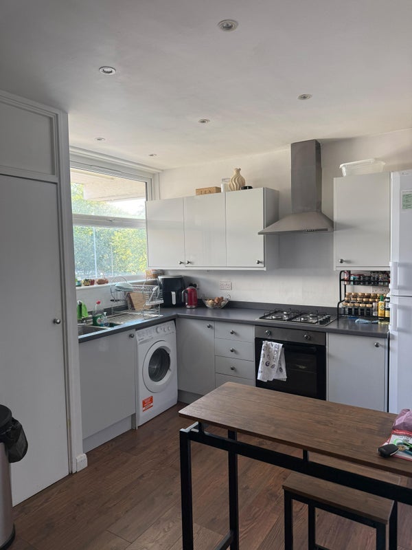 Room Westbridge Road in Greater London