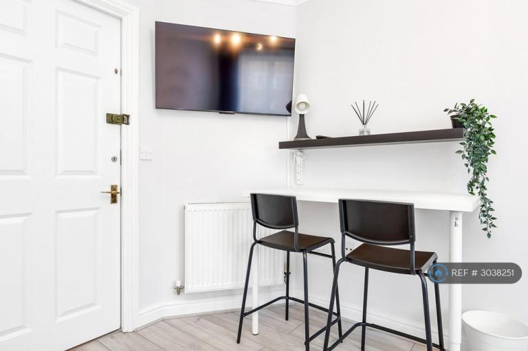 Room South Road in Greater London
