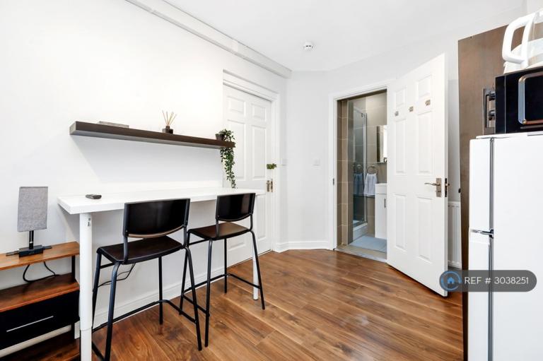 Room South Road in Greater London