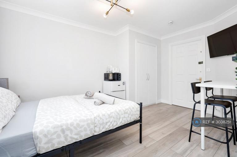 Room South Road in Greater London