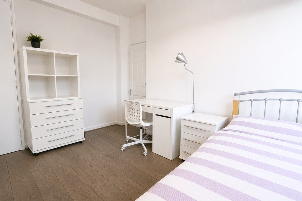 Room Coll's Road in Greater London