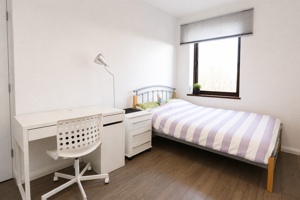 Room Coll's Road in Greater London