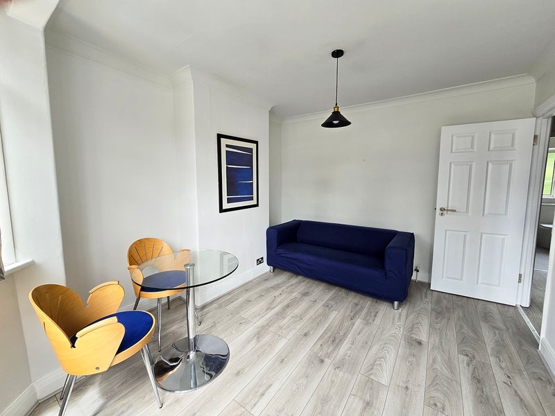 Room Cleveley Crescent in Greater London