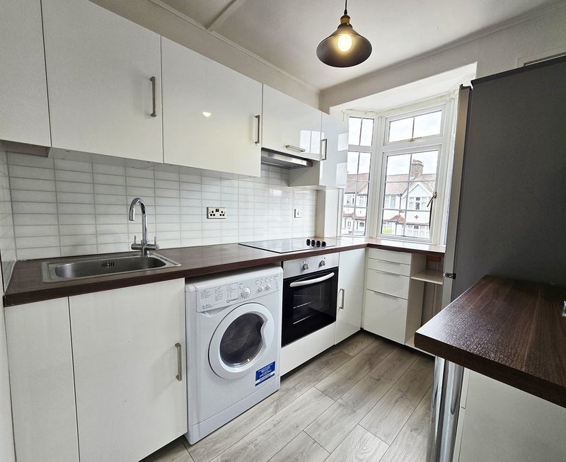 Room Cleveley Crescent in Greater London