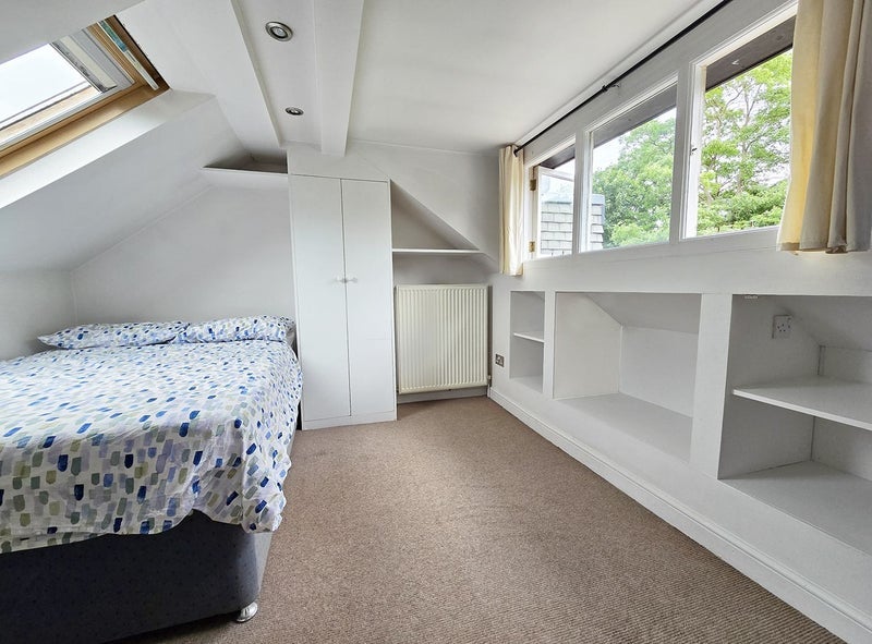 Room Cleveley Crescent in Greater London