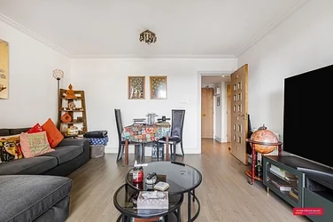 Flat Blythe Road in Greater London