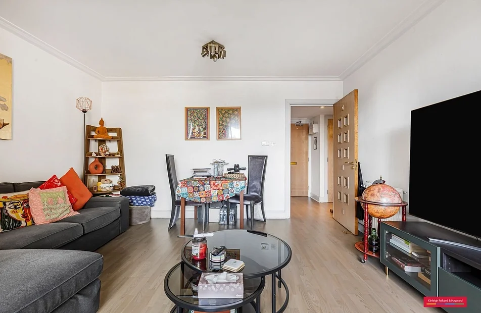 Flat Blythe Road in Greater London
