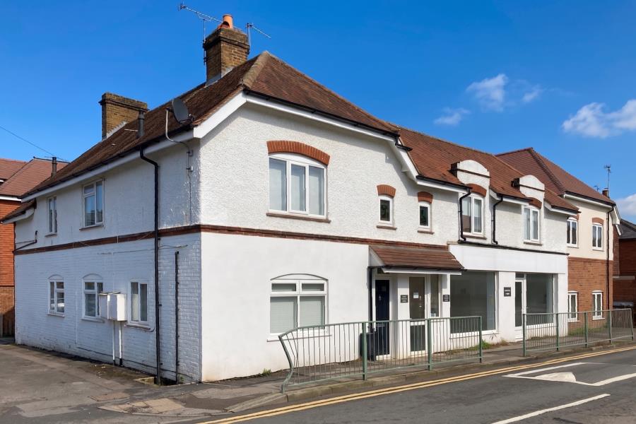 Flat Connaught Road in Woking