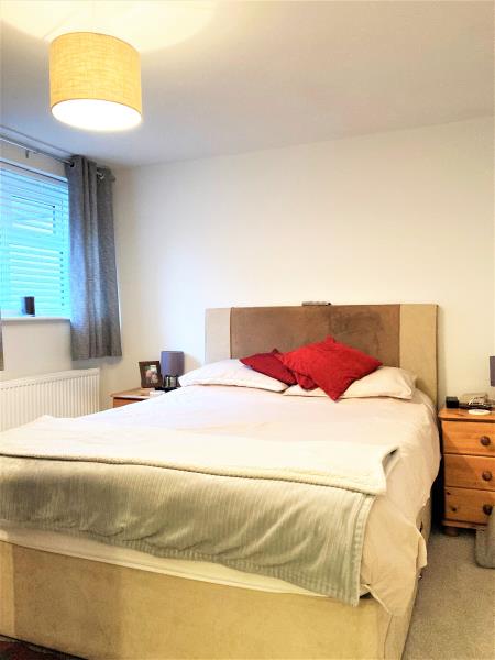 Flat Connaught Road in Woking