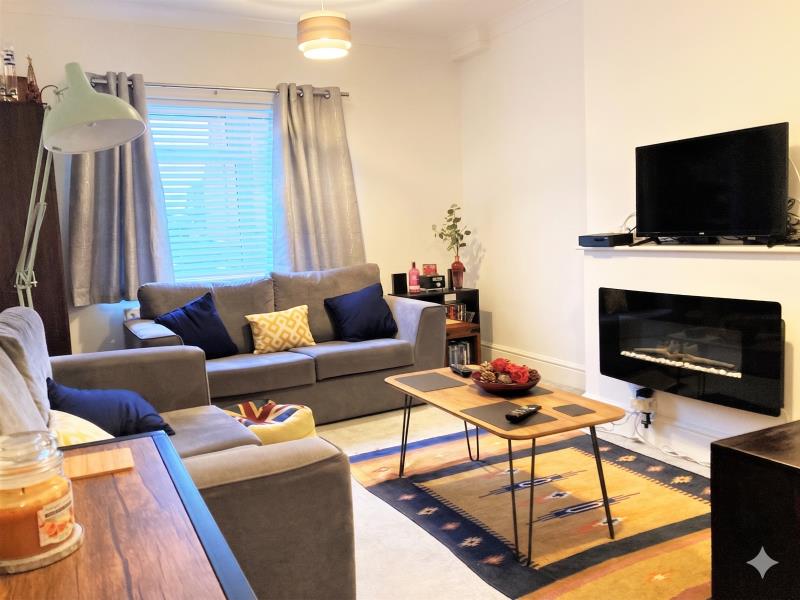 Flat Connaught Road in Woking