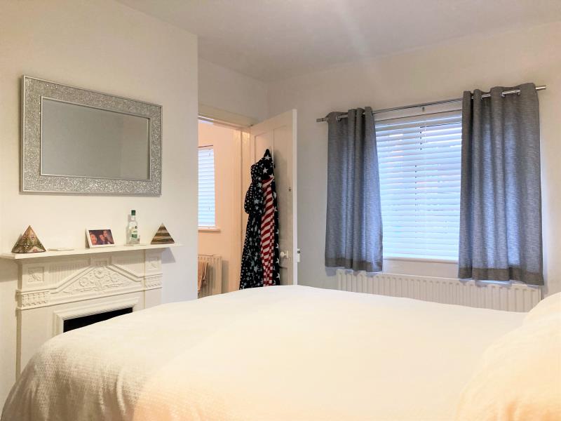 Flat Connaught Road in Woking