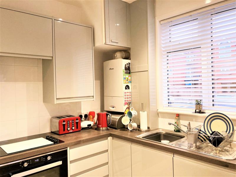 Flat Connaught Road in Woking