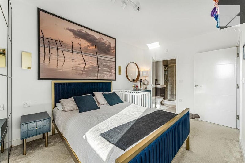 Room Hickman Avenue in Greater London