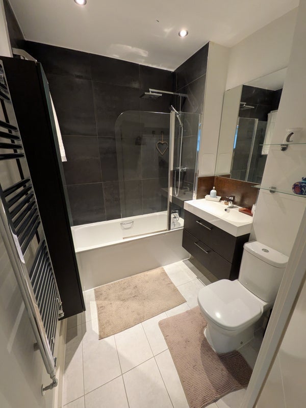 Room Hickman Avenue in Greater London