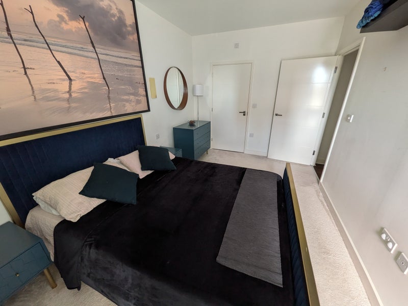Room Hickman Avenue in Greater London