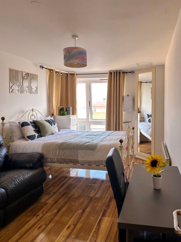 Room Newport Avenue in Greater London