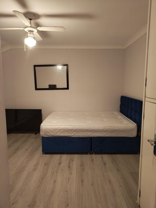 Room Leveret Close in Greater London