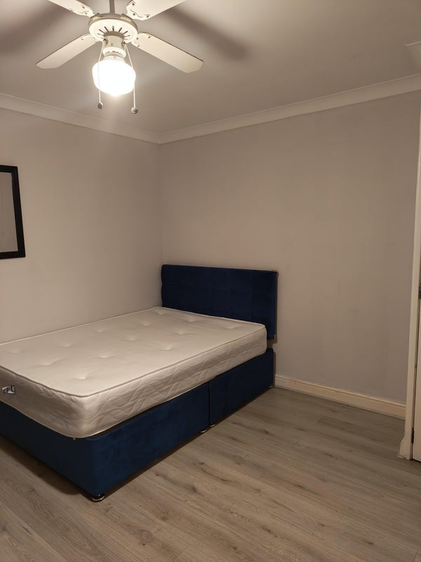 Room Leveret Close in Greater London
