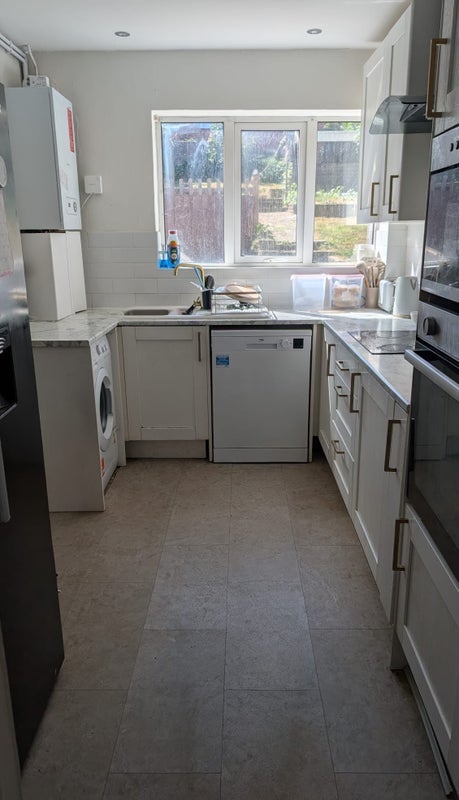 Room Leveret Close in Greater London