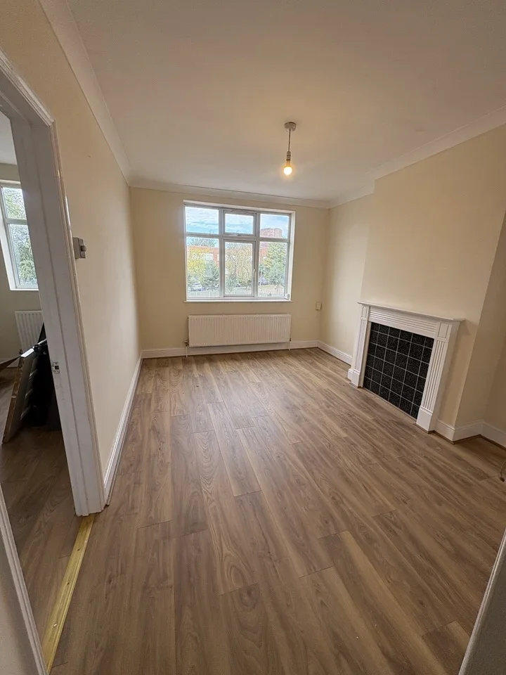 Flat Aldborough Road South in Greater London