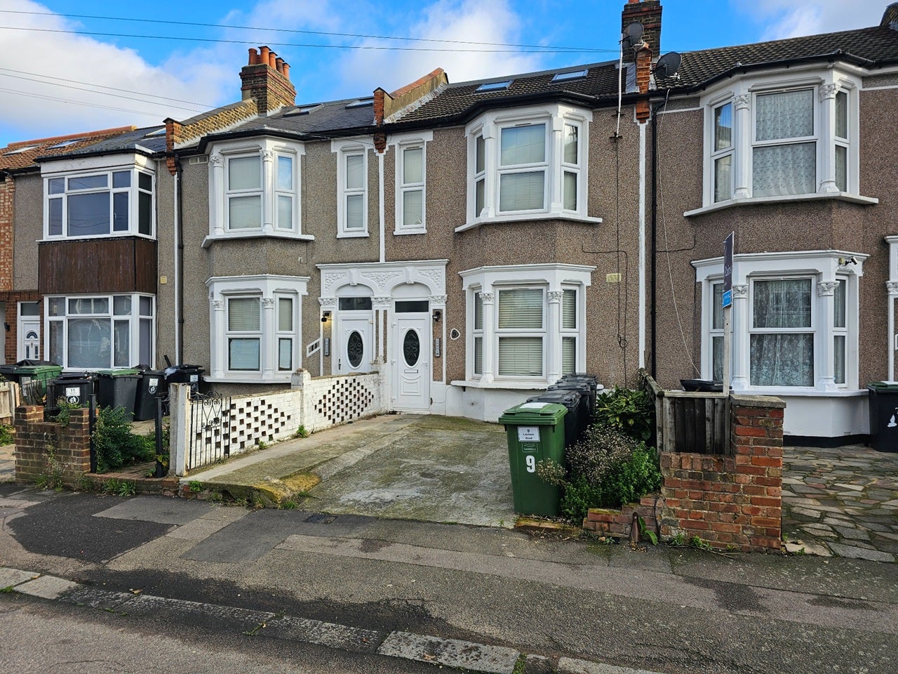 Flat Sportsbank Street in Greater London