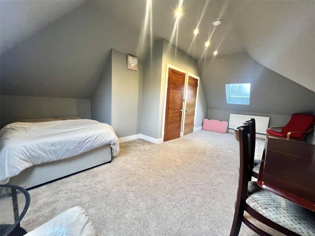 Room Cassiobury Drive in Watford