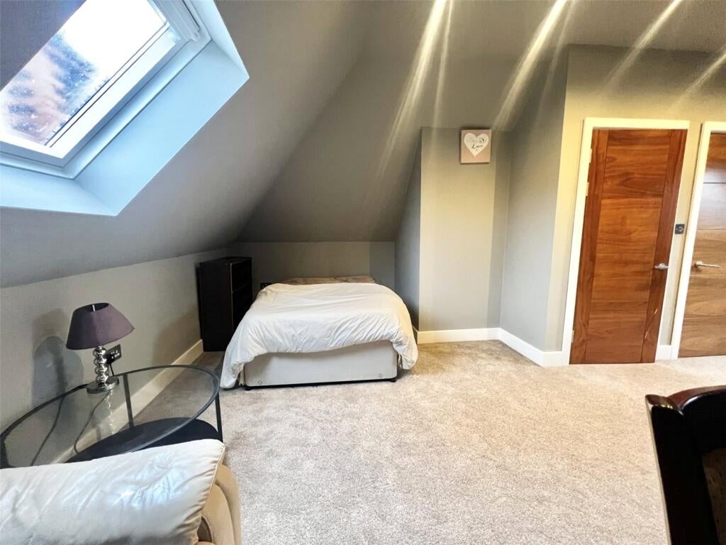 Room Cassiobury Drive in Watford