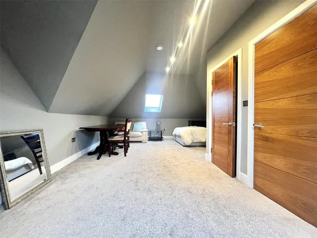 Room Cassiobury Drive in Watford