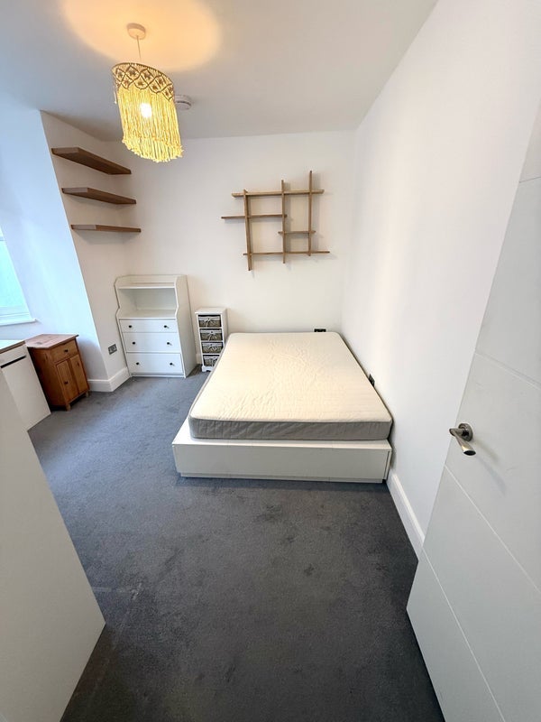 Room Bayston Road in Greater London