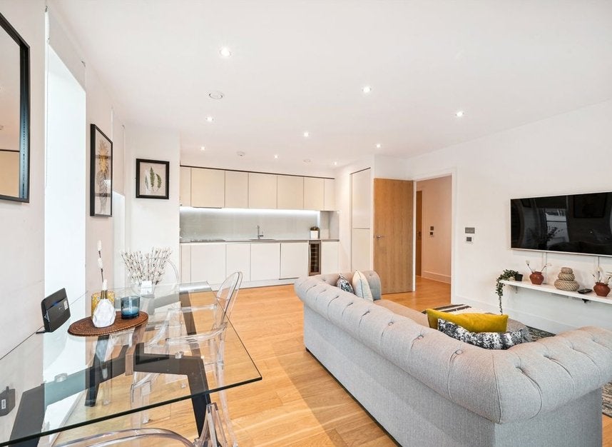Flat Chiswick High Road in Greater London