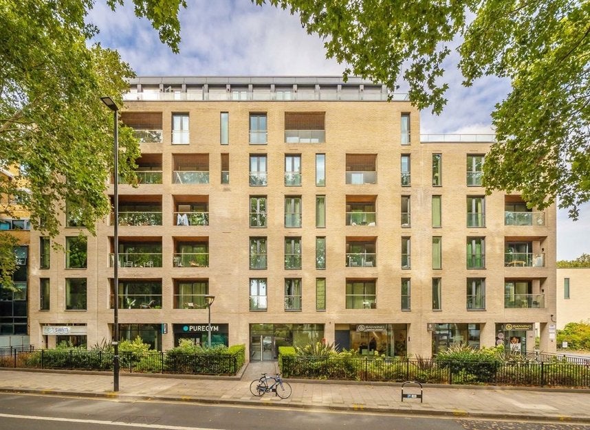 Flat Chiswick High Road in Greater London