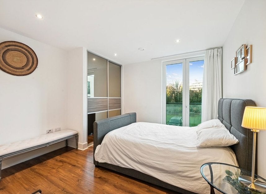 Flat Chiswick High Road in Greater London