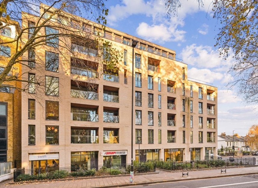 Flat Chiswick High Road in Greater London