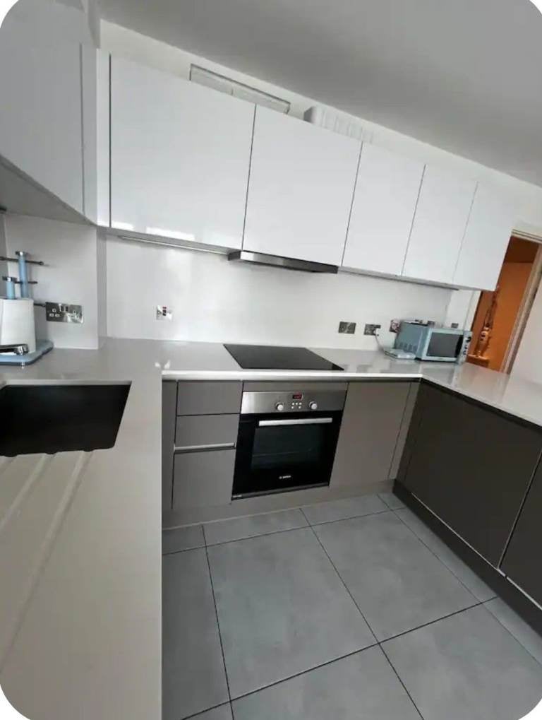 Flat Empire Way in Greater London