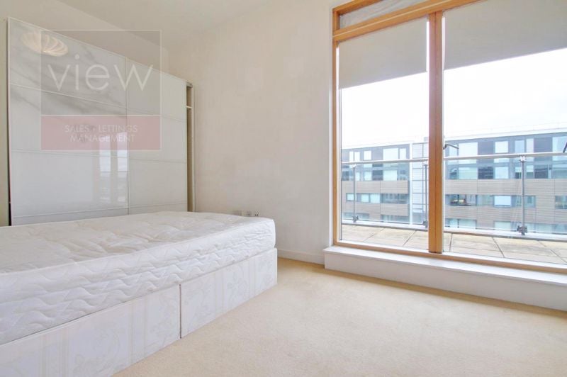 Flat Iliffe Yard in Greater London