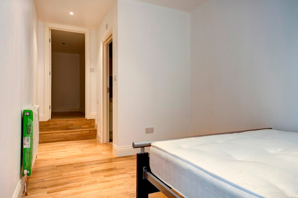 Flat Lombard Road in Greater London