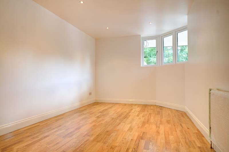 Flat Lombard Road in Greater London