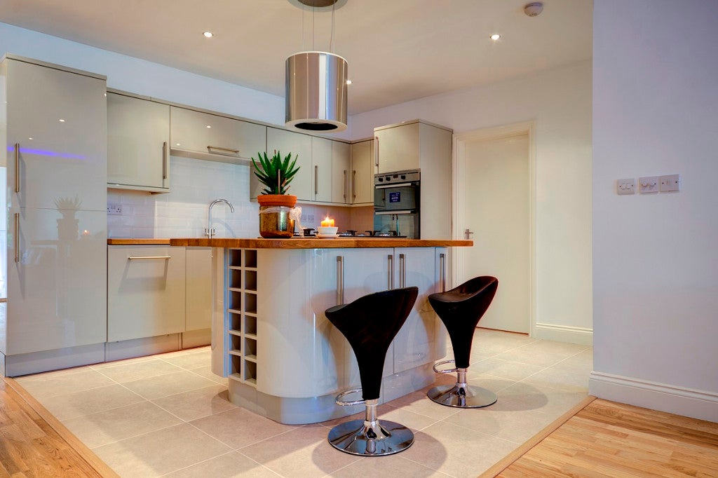 Flat Lombard Road in Greater London