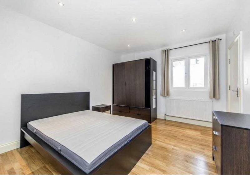 Flat Lombard Road in Greater London